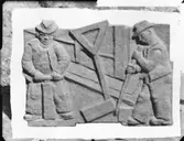 Relief med stenläggare av skulptören William Marklund