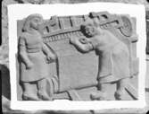 Relief med textilarbetare av skulptören William Marklund