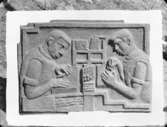 Relief med arbetare av skulptören William Marklund