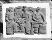 Relief med bagare av skulptören William Marklund
