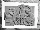 Relief med sömmerska av skulptören William Marklund