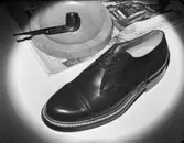 Sko och pipa på ett askfat