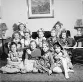 Barnkalas med maskerad
Grupporträtt med elva flickor
