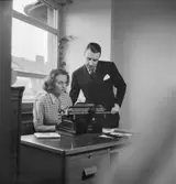 Herrkläder
Man och kvinna vid skrivmaskin