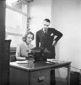 Herrkläder
Man och kvinna vid skrivmaskin