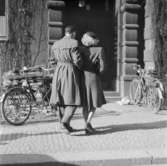 Kläder
Man och kvinna gående på en trottoar