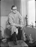 Porträtt av skulptören Bengt Lundkvist i sin ateljé
Interiör