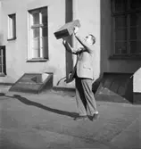 Ervacoreklam för herrkläder
En man lyfter upp en resväska
Exteriör