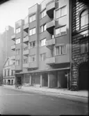 Flerbostadshus med tidningen Dagens redaktion i gatuplan, Surbrunnsgatan 42
Exteriör