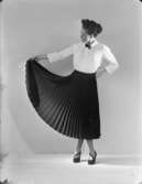 Damkläder
Kvinna med plisserad kjol