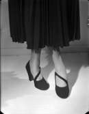 Damkläder
Kvinna med plisserad kjol och skor