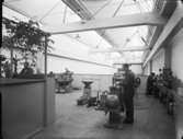 Industribyggnad, Stathmos
Verkstad med personal och växter
Interiör