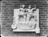 Relief på en fasad av konstnären Blomberg
Två vintrampare