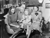 Gruppbild familj
Tre kvinnor och en flicka
Interiör
