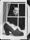 Sko, kvinna och fönster
Annonskampanj för skor hösten 1948