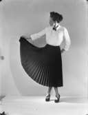 Kvinna med plisserad kjol
Annonskampanj för skor hösten 1948