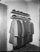 Hatthylla med rockar och hattar
Interiör