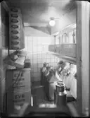 Kylrum för mjölk med uppställda tomma mjölkkannor
Interiör