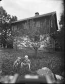 Villa
I förgrunden två pojkar
Exteriör