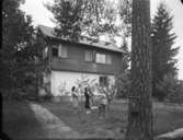 Villa
I förgrunden två kvinnor och fyra barn
Exteriör