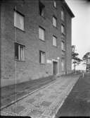 Flerbostadshus med relief över porten, Ekensberg
Exteriör