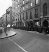 Kö vid Hantverkslotteriet på Vattugatan upp mot Brunkebergstorg.
Exteriör