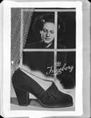 Reklam för skon Ingeborg
Kvinna som tittar på en sko genom ett fönster