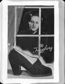 Reklam för skon Ingeborg
Kvinna som tittar på en sko genom ett fönster