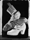 Reklamfotografering för skor
Sko fotograferad framför en kvinna i uniform
Modellen heter Aare