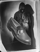 Reklamfotografering för skor
Sko fotograferad framför en munk gestaltad av Ville Malmström