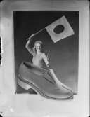 Reklamfotografering för skor planerad för Bonniers månadstidning
Sko fotograferad framför bild av modell med signalflagga