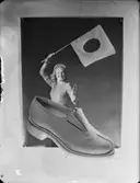 Reklamfotografering för skor planerad för Bonniers månadstidning
Sko fotograferad framför bild av modell med signalflagga