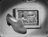 Reklamfotografering för skor planerad för Bonniers månadstidning
Sko fotograerad framför tavla med kyrka