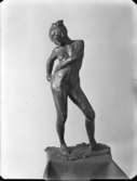 Skulptur av konstnären Edgar Degas
Kvinna