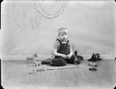Reportage från Hemmens forskningsinstitut för tidningen Vi
Pojke med leksaker och ritpapper på vägg
Interiör