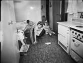 Reportage från Hemmens forskningsinstitut för tidningen Vi
Bildserie med en mamma och två barn kring faror i hemmet
Kök
Interiör