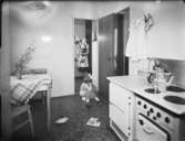 Reportage  från Hemmens forskningsinstitut för tidningen Vi
Bildserie med en mamma och två barn kring faror i hemmet
Kök
Interiör