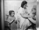 Reportage från Hemmens forskningsinstitut för tidningen Vi
Bildserie med en mamma och två barn kring faror i hemmet
Toalett
Interiör
