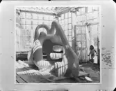 Konstnären Egon Møller-Nielsens lekskulptur Tuffsen med barn