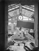 Konstnären Egon Møller-Nielsens lekskulptur Tuffsen med barn