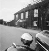 Bebyggelse vid landsväg
Fotograferad från bil
Exteriör