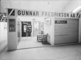 Utställningen Bygge och bostad 1948 på Svenska mässan, Göteborg
Monter för Gunnar Fredriksson AB med garagporten GF-takport, vikväggen Sesam, Plissé-dörren och hatthyllan GF40.
Interiör