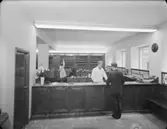 Apoteket Korpen med personal och kund
Interiör