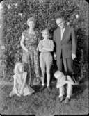 Gruppbild
Familj med tre barn och papegoja