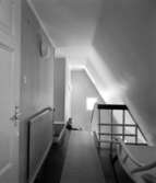 villa Ahlgren
Interiör, övre trapphallen under snedtak med tittgluggar.