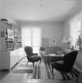 villa Ahlgren
Interiör, litet förmak med soffa och emmastolar, ljusinsläpp från fönster i fonden.