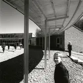 Baldersskolan
Exteriör. Svängt skärmtak i förgrunden. Barn på skolgård.