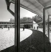 Baldersskolan
Exteriör. Svängt skärmtak i förgrunden. Barn på skolgård.