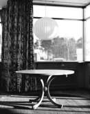 Valhall Hotell
Interiör, lågt runt bord vid fönster med gardin