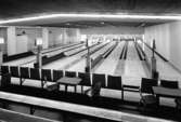 Sporthall
Interiör av bowlinghall med åskådarplatser och bord i förgrunden